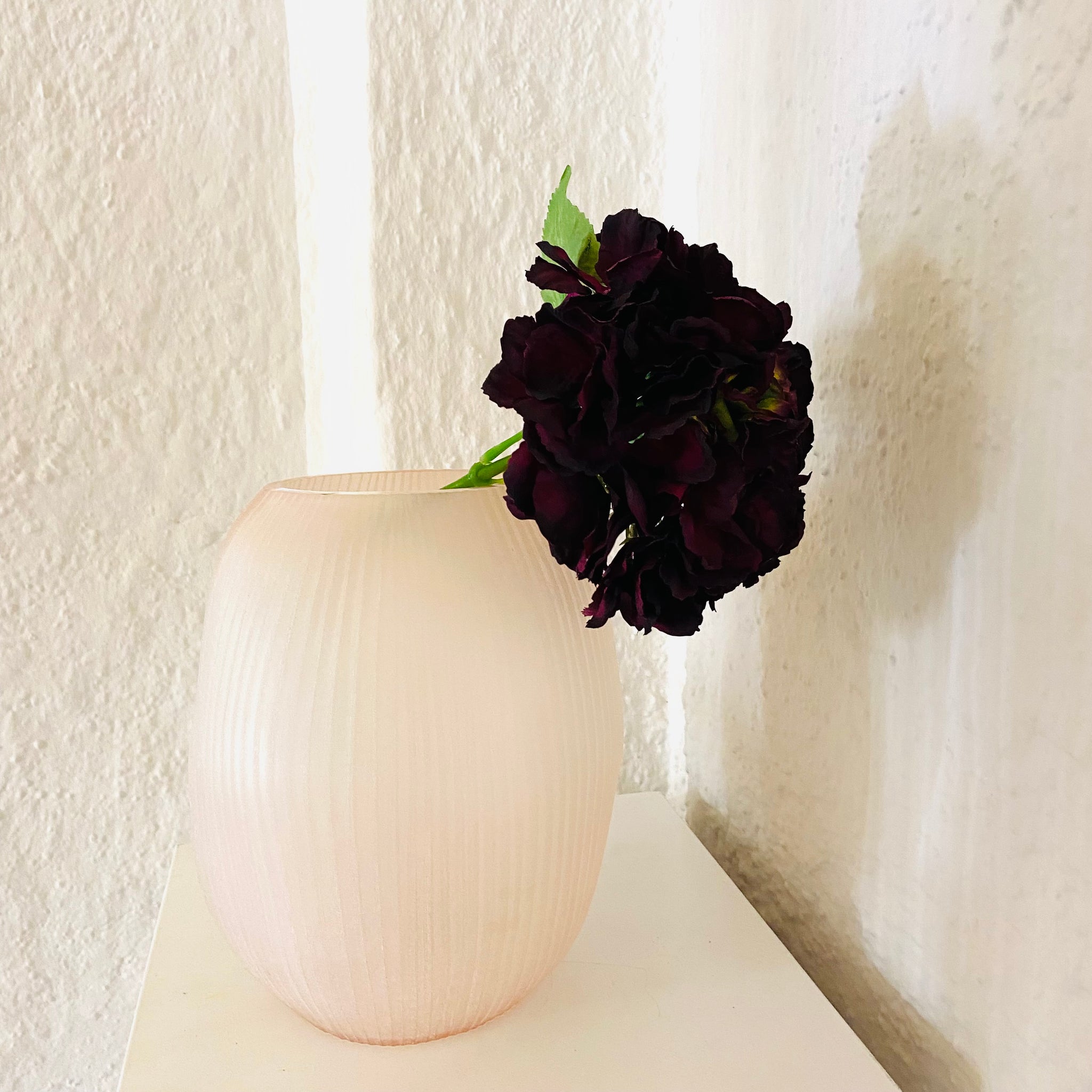 GUAXS  Vase  | NAGAA L - rosée | Glas, mundgeblasen und von Hand geschliffen