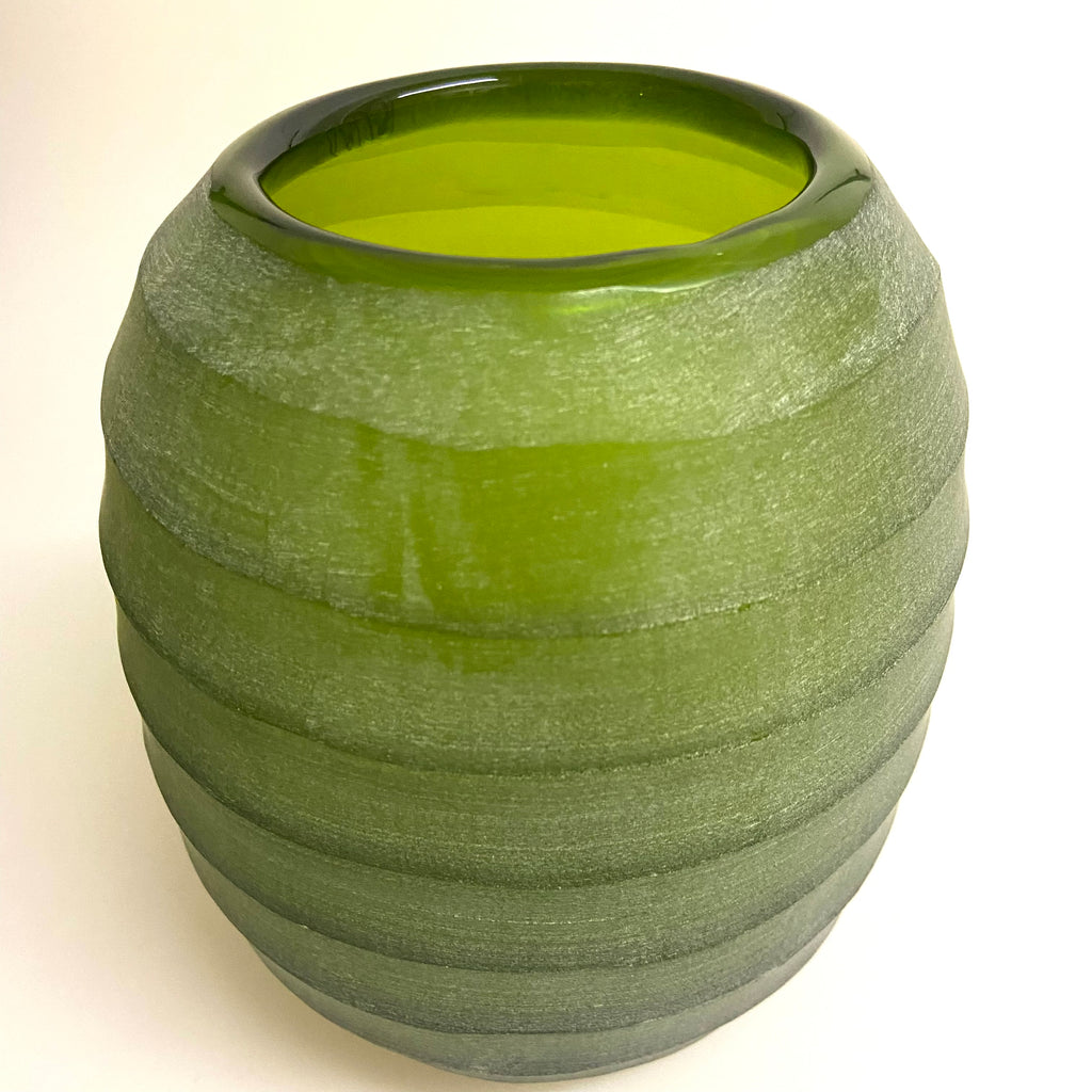 GUAXS  Vase  | BELLY L in grün | Glas, mundgeblasen und von Hand geschliffen