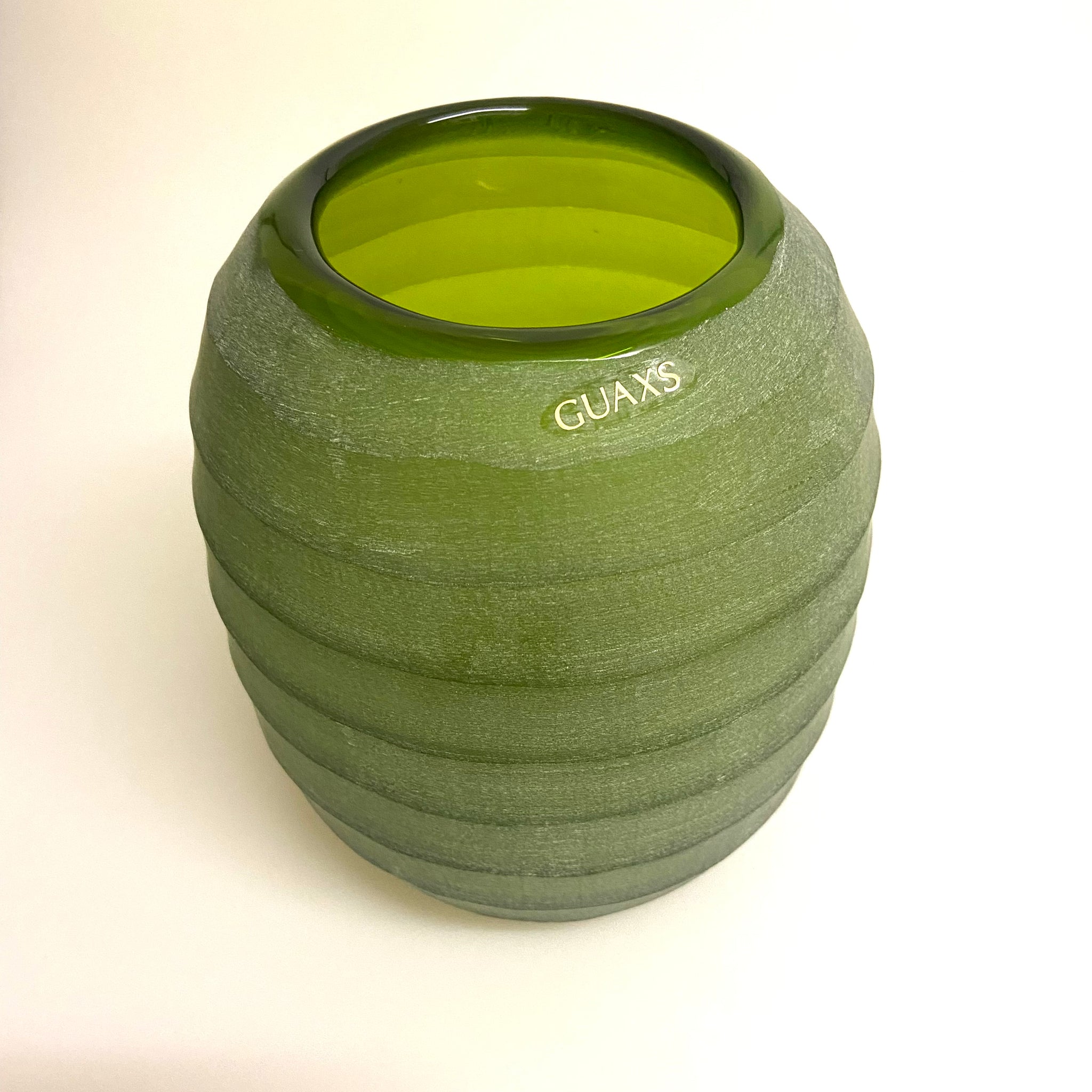 GUAXS  Vase  | BELLY L in grün | Glas, mundgeblasen und von Hand geschliffen