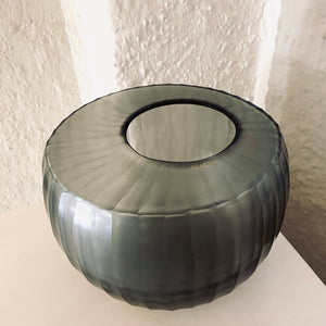 GUAXS  Vase  | MADRAS M - hellgrau | Glas, mundgeblasen und von Hand geschliffen