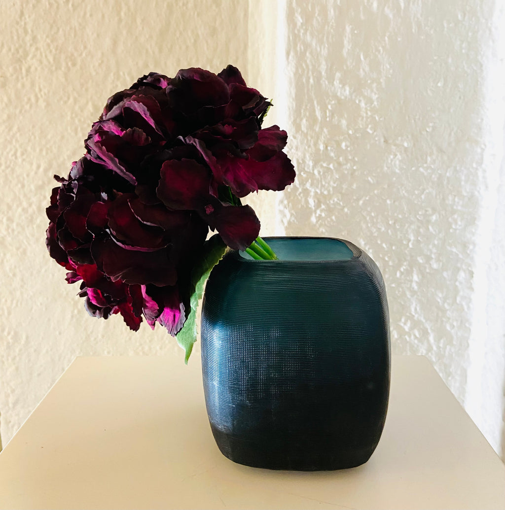 GUAXS  Vase  | YAVA dark indigo | Glas, mundgeblasen und von Hand geschliffen