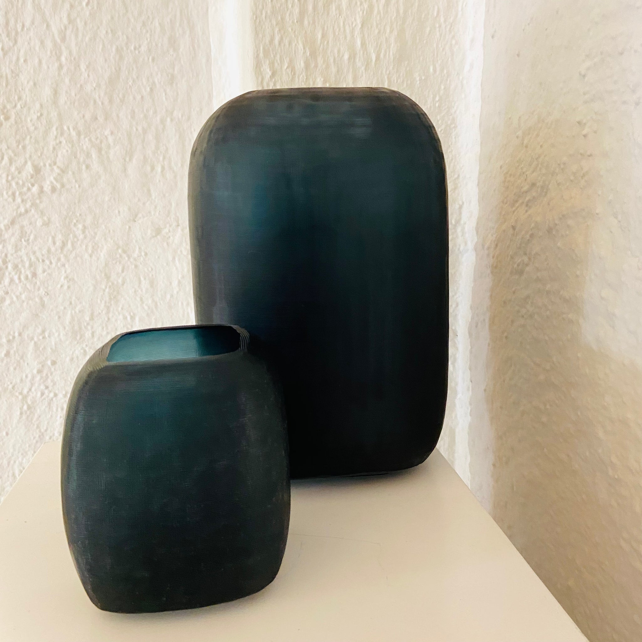 GUAXS  Vase  | YAVA dark indigo | Glas, mundgeblasen und von Hand geschliffen