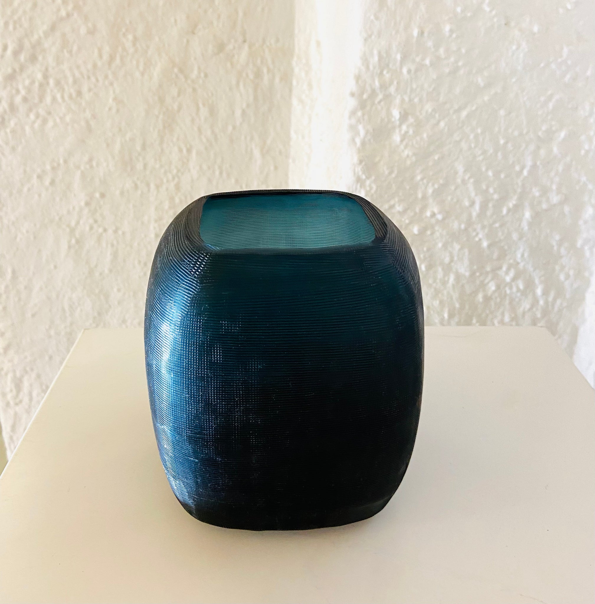 GUAXS  Vase  | YAVA dark indigo | Glas, mundgeblasen und von Hand geschliffen