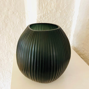 GUAXS  Vasen  | NAGAA M black | Glas, mundgeblasen und von Hand geschliffen